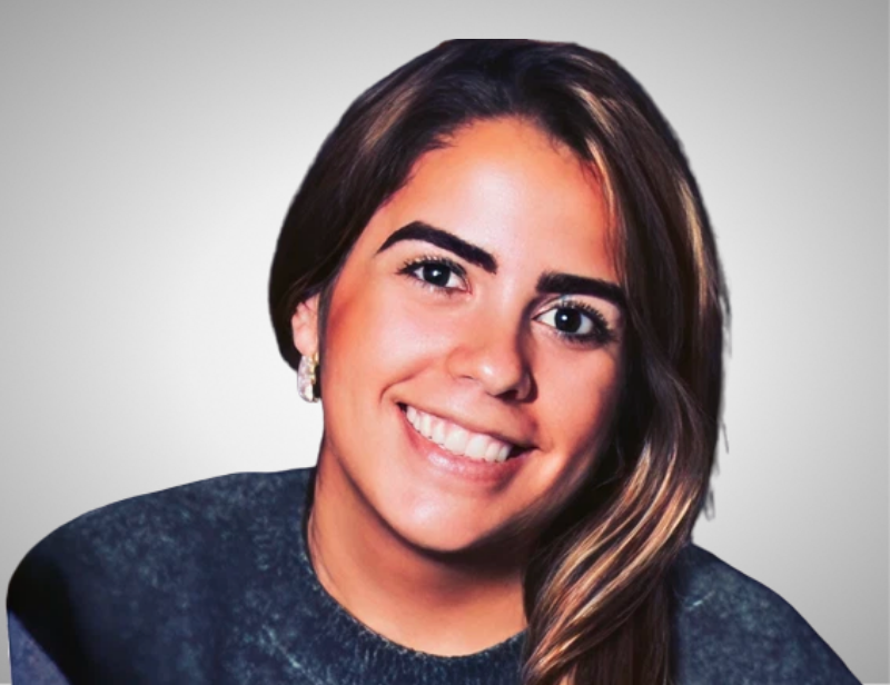 Gabriela Oliveira Headshot